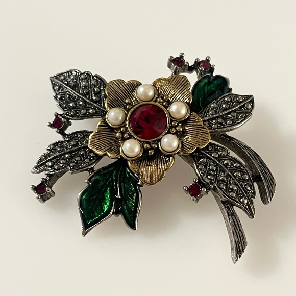 Vintage Avon Poinsettia with Rhinestone and Faux Pearl Accent Brooch Pin - Picture 4 of 16